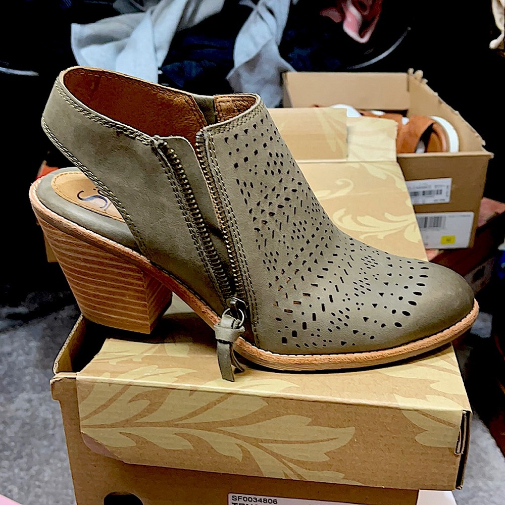 NIB SOFFT booties